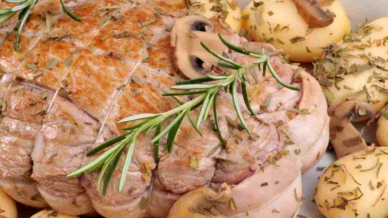 Arrosto di vitello tenerissimo con patate al forno che profumano di domenica, il secondo che spacca e unisce tutti ricettasprint.it