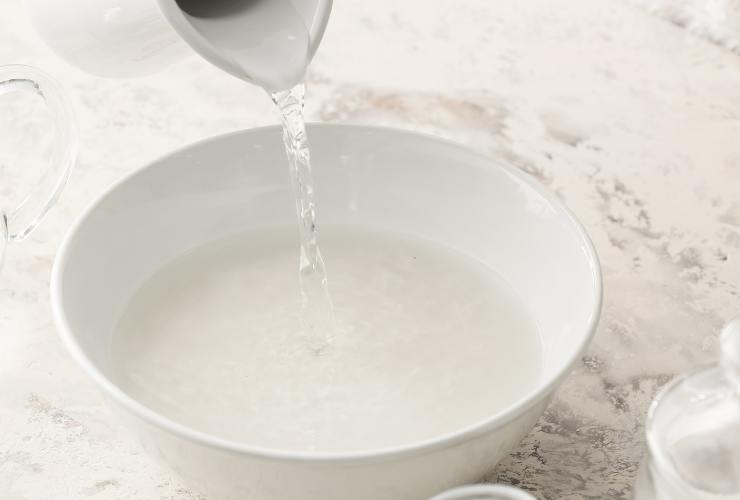Bagnare la frisella con acqua del rubinetto - Ricettasprint.it