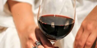 Bere vino rosso è salutare - RicettaSprint