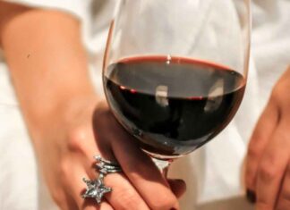 Bere vino rosso è salutare - RicettaSprint