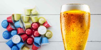 Delle capsule di caffè ed una pinta di birra