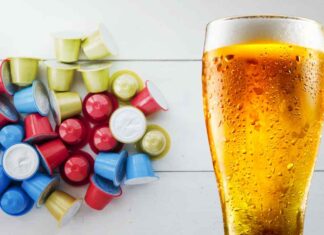 Delle capsule di caffè ed una pinta di birra