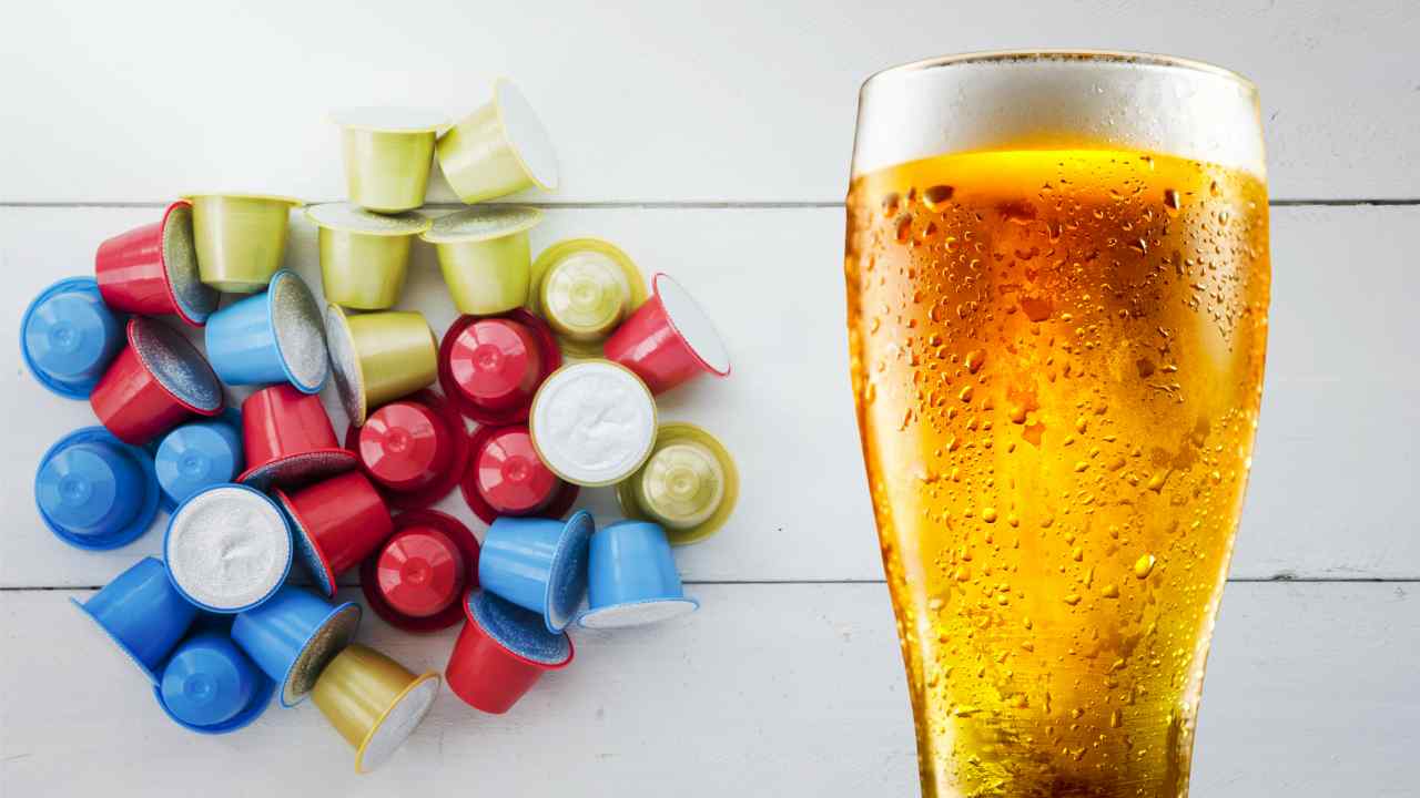 Delle capsule di caffè ed una pinta di birra
