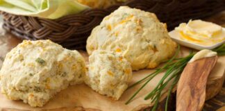 Biscotti al cheddar ed erbe aromatiche - Ricettasprint.it