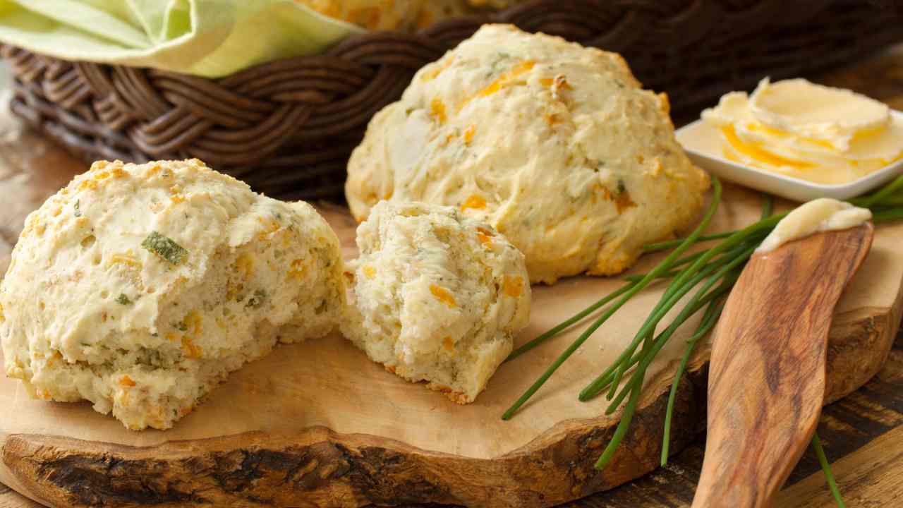 Biscotti al cheddar ed erbe aromatiche - Ricettasprint.it