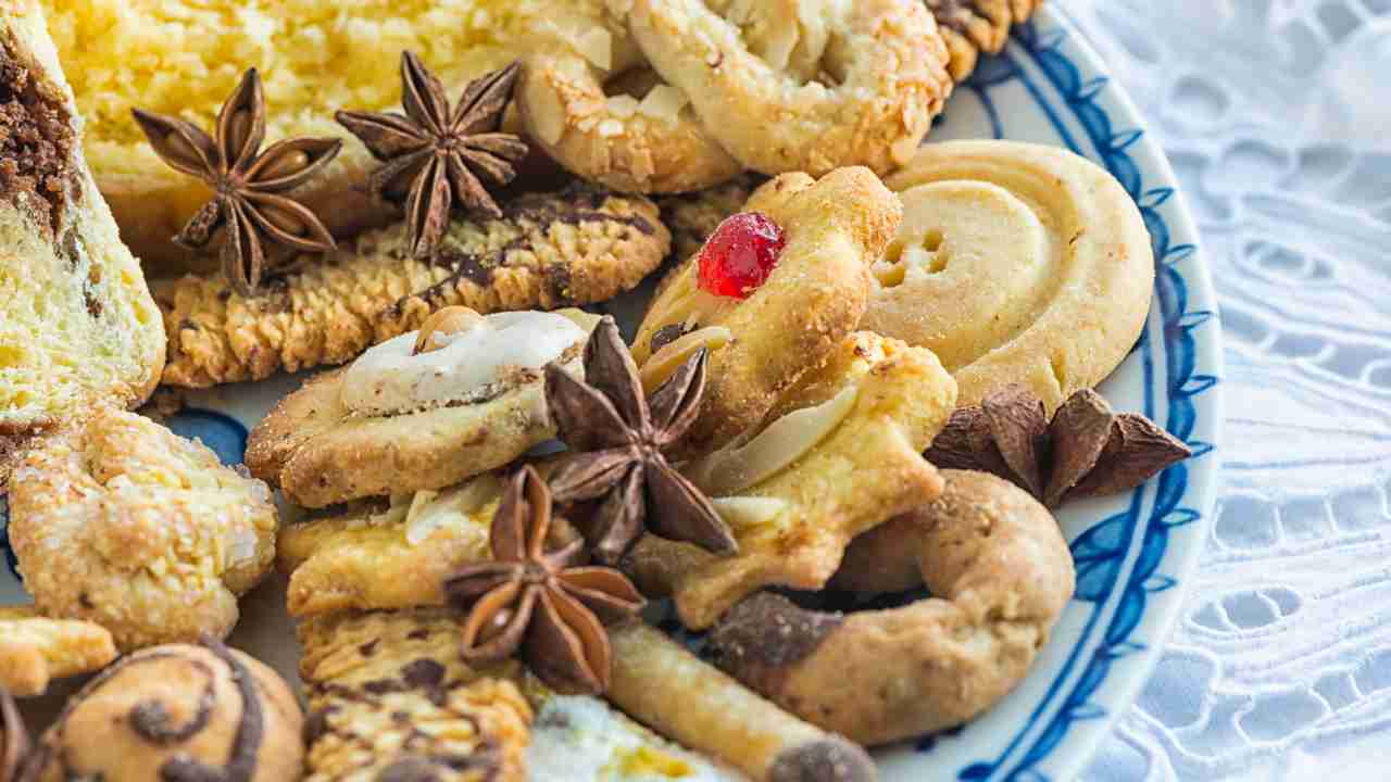 Biscotti di diverso tipo serviti