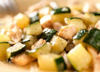 Bocconcini di pollo con patate e zucchine