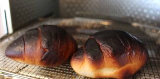 Due brioches bruciate in forno