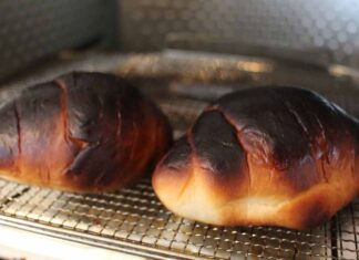 Due brioches bruciate in forno