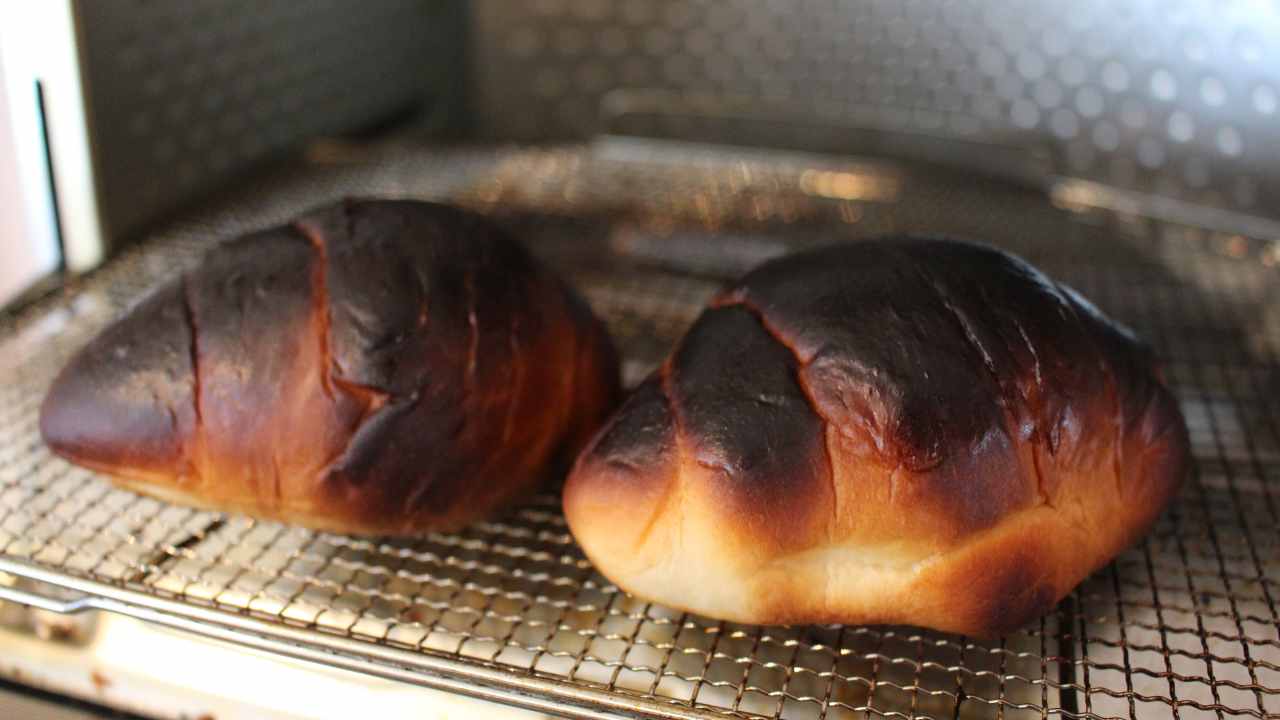 Due brioches bruciate in forno