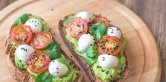 Bruschette salsa verde e caprese -Ricettasprint.it
