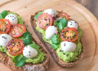 Bruschette salsa verde e caprese -Ricettasprint.it