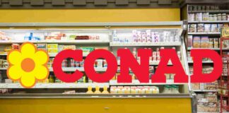Un banco frigo ed il logo Conad per il richiamo dei wurstel