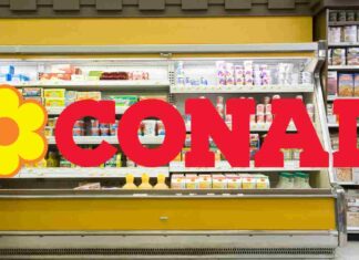 Un banco frigo ed il logo Conad per il richiamo dei wurstel