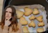 Carta forno con biscotti in una friggitrice ad aria