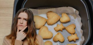 Carta forno con biscotti in una friggitrice ad aria