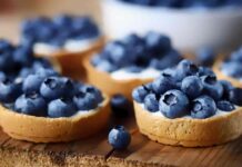 Altro che soliti dolcetti, con questi cestini risolvo il dessert dopo cena, non accendo forno, 10 minuti ed è pronto Cestini con crema ai mirtilli - Ricettasprint.it