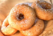 Senza patate e al forno così le faccio le mie ciambelle per la colazione, le preparo la mattina stessa altrimenti le mangiano tutte Ciambelle senza lievitazione al forno - Ricettasprint.it