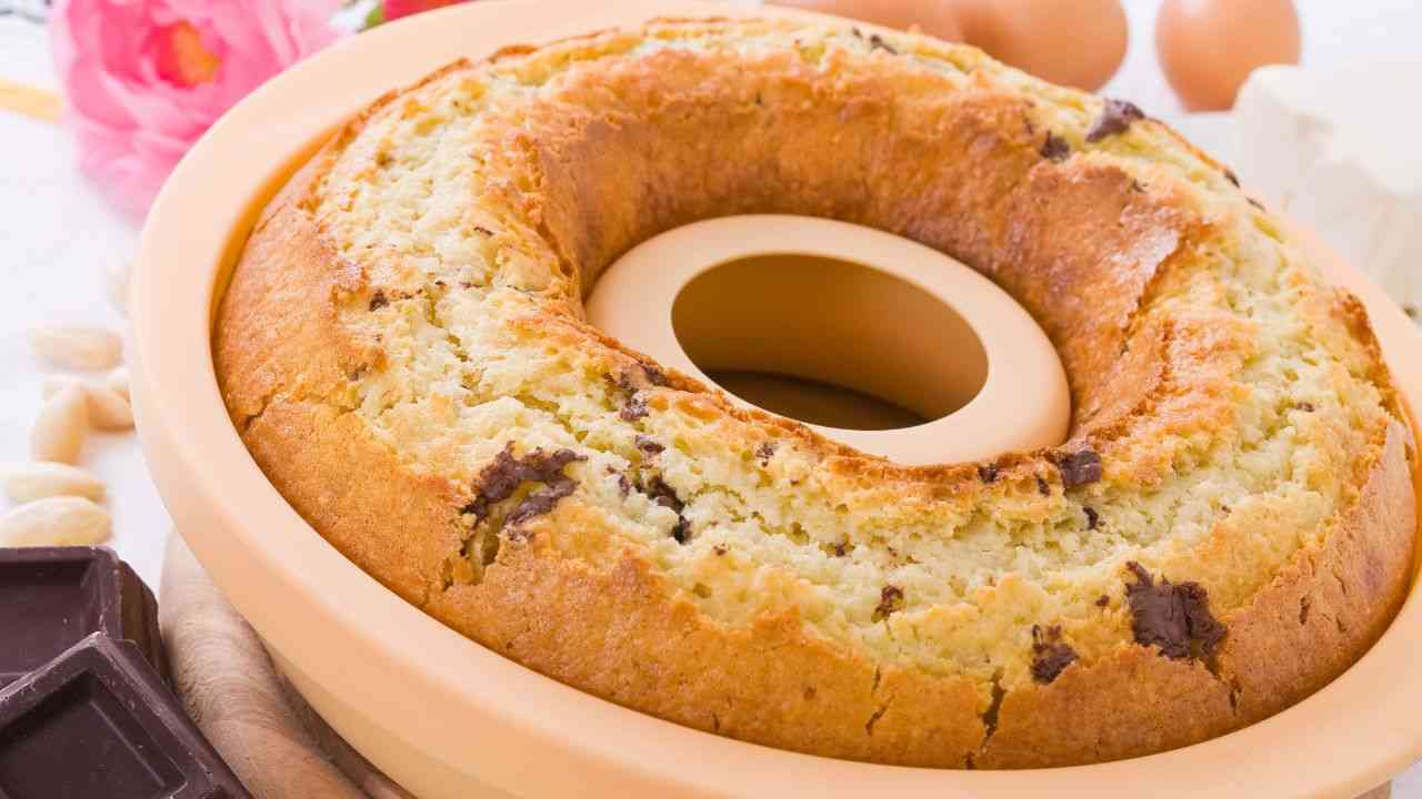 Ciambellone mandorle e gocce di cioccolato
