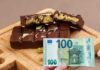 Delle tavolette di Dubai Chocolate e 100 euro