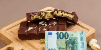 Delle tavolette di Dubai Chocolate e 100 euro