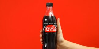 Una bottiglia piccola di Coca Cola Zero