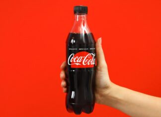 Una bottiglia piccola di Coca Cola Zero
