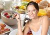 Una donna che fa colazione