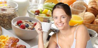 Una donna che fa colazione
