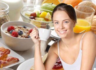 Una donna che fa colazione