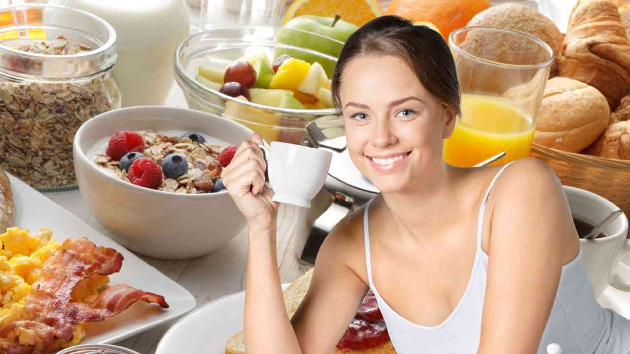 Una donna che fa colazione