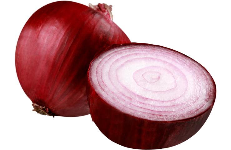 Una cipolla rossa tagliata a metà