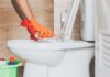 Una persona che pulisce un wc