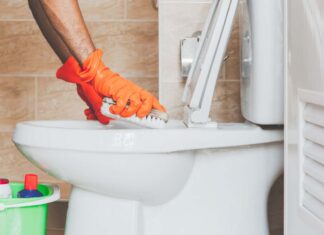 Una persona che pulisce un wc