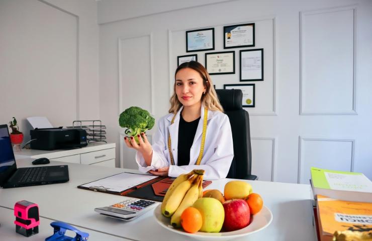 Una nutrizionista nel suo studio