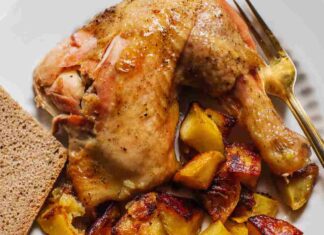Con qualche coscetta di pollo e due patate, ti faccio un secondo che ne vorrai ancora. Facilissimo e senza stress Ricettasprint.it