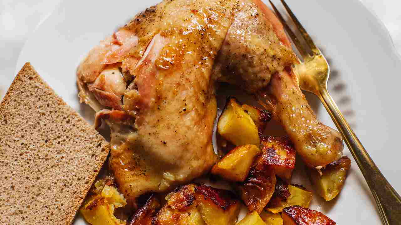 Con qualche coscetta di pollo e due patate, ti faccio un secondo che ne vorrai ancora. Facilissimo e senza stress Ricettasprint.it