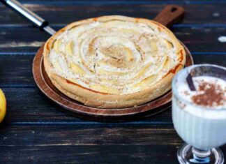 Con qualche mela e un vasetto di yogurt porto a colazione la svolta. Basta con merendine confezionate. Ho la soluzione, una torta super soffice e super genuina. ricettasprint.it