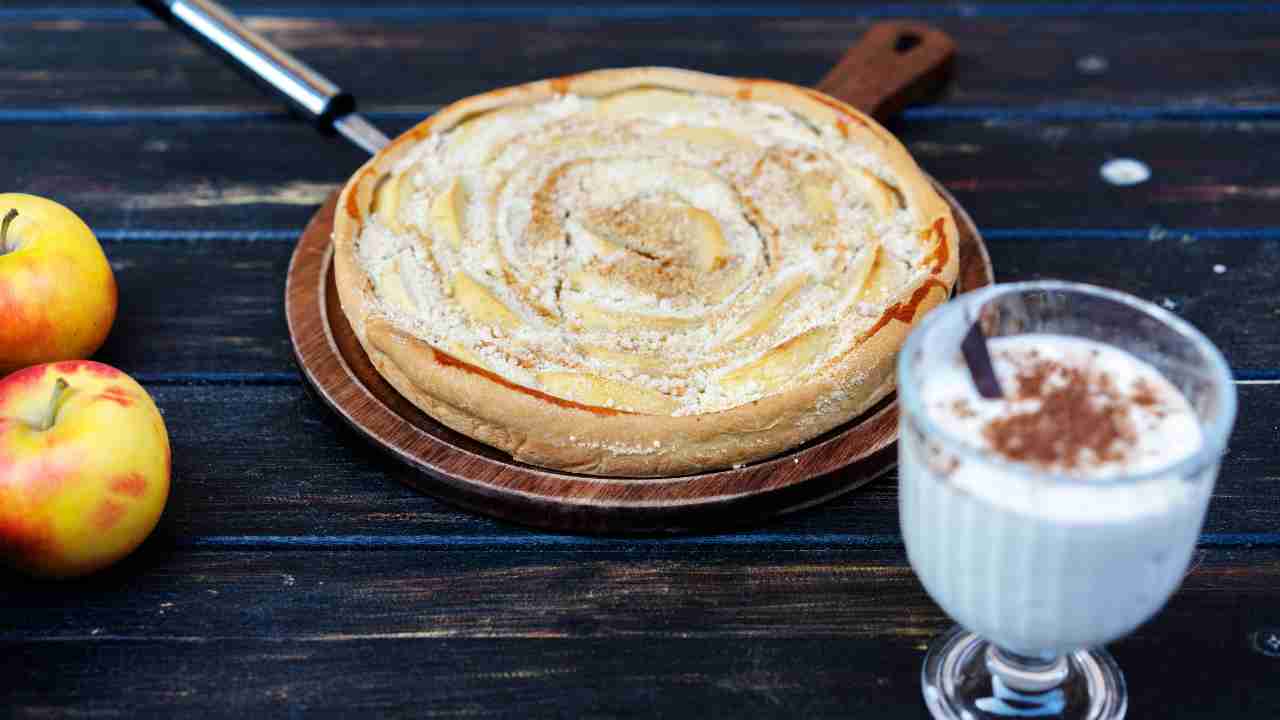Con qualche mela e un vasetto di yogurt porto a colazione la svolta. Basta con merendine confezionate. Ho la soluzione, una torta super soffice e super genuina. ricettasprint.it