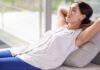 Una donna che dorme dopo avere mangiato