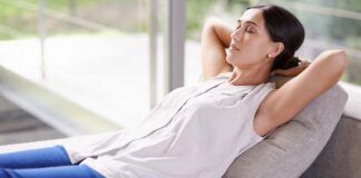 Una donna che dorme dopo avere mangiato