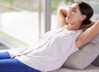 Una donna che dorme dopo avere mangiato