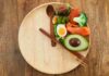 Un piatto con alimenti a formare un orologio