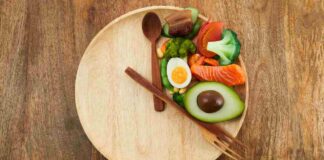 Un piatto con alimenti a formare un orologio
