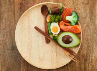 Un piatto con alimenti a formare un orologio