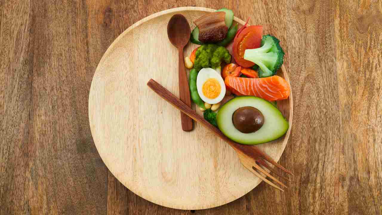 Un piatto con alimenti a formare un orologio