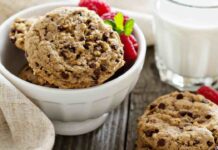 Da quando li ho scoperti non li preparo più classici: questi cookie al cocco li finiamo ancora caldi dal forno Cookie al cocco