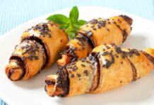 Srotolo, farcisco e inforno: i cornetti al Kinder sono la mia arma segreta per la colazione golosa e velocissima Cornetti di sfoglia al kinder 22082025 ricettasprint.it