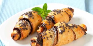 Cornetti di sfoglia al kinder 22082025 ricettasprint.it