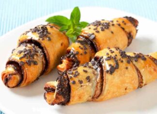Cornetti di sfoglia al kinder 22082025 ricettasprint.it
